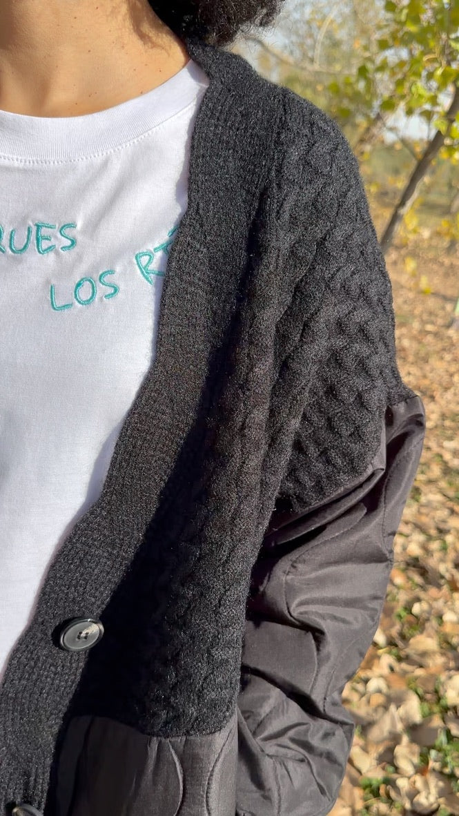 CAMISETA OVERSIZE CON FRASE BORDADA EN CUELLO